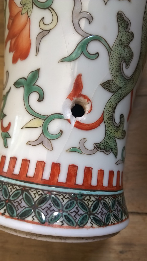 Seltene, chinesische Porzellan-Vase im Famille-Verte-Stil mit Phönix und Blumen im archaischen Stil, wahrscheinlich 19. Jh.