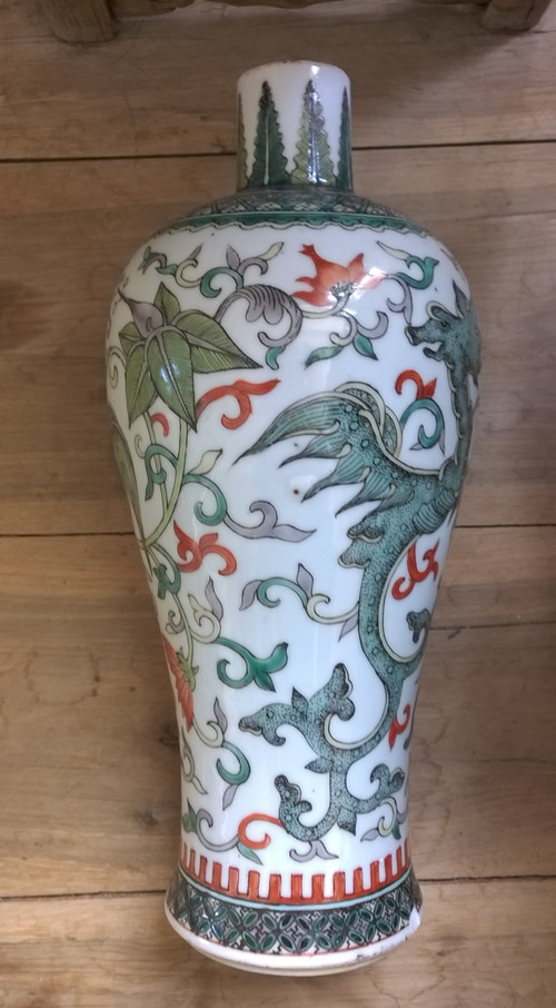 Seltene, chinesische Porzellan-Vase im Famille-Verte-Stil mit Phönix und Blumen im archaischen Stil, wahrscheinlich 19. Jh.