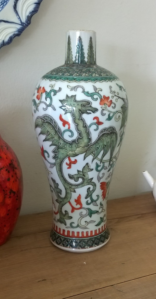 Seltene, chinesische Porzellan-Vase im Famille-Verte-Stil mit Phönix und Blumen im archaischen Stil, wahrscheinlich 19. Jh.