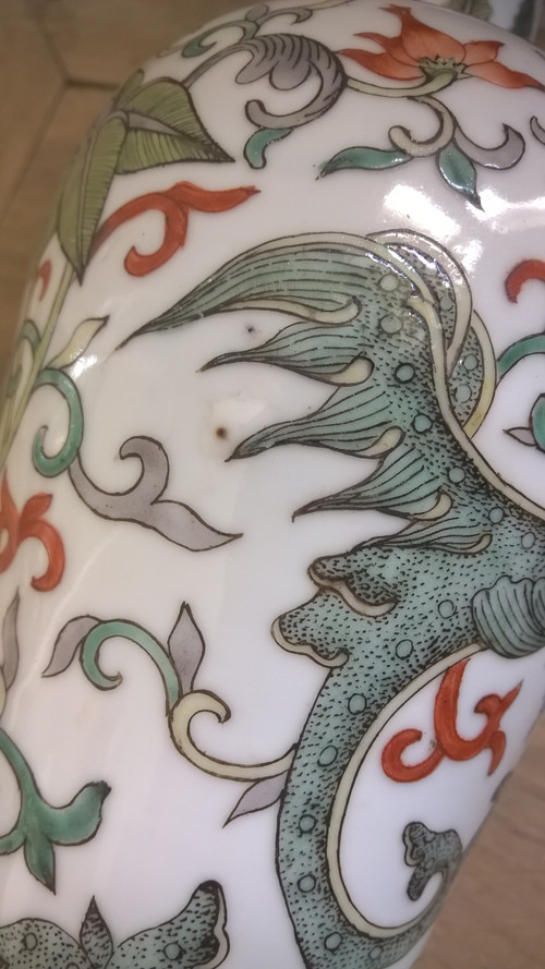 Seltene, chinesische Porzellan-Vase im Famille-Verte-Stil mit Phönix und Blumen im archaischen Stil, wahrscheinlich 19. Jh.