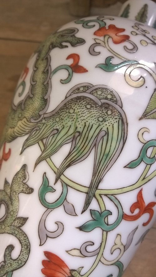 Seltene, chinesische Porzellan-Vase im Famille-Verte-Stil mit Phönix und Blumen im archaischen Stil, wahrscheinlich 19. Jh.