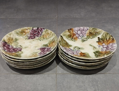 Service de 12 assiettes anciennes en faïence en barbotine raisins et vigne