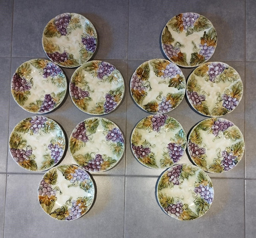 Service de 12 assiettes anciennes en faïence en barbotine raisins et vigne