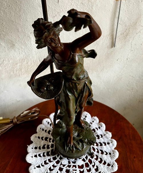 "La jeune fille aux fruits" regolo firmato TREMO (Georges OMERTH) inizio XX secolo.