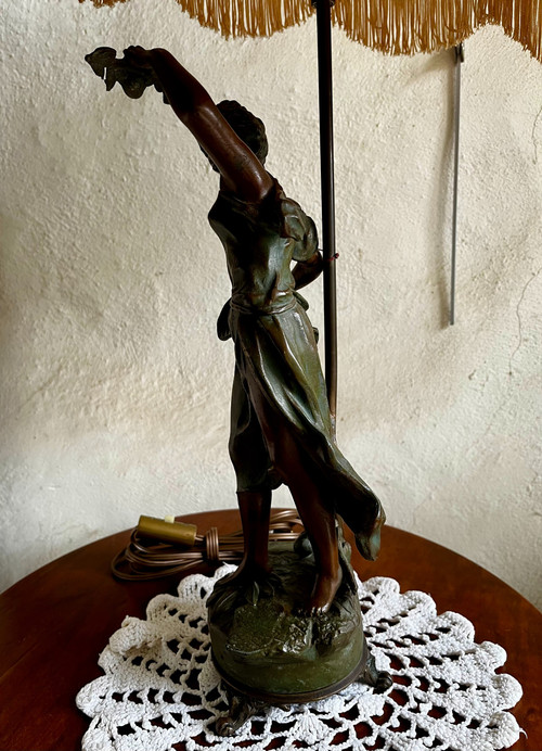 "La jeune fille aux fruits" regolo firmato TREMO (Georges OMERTH) inizio XX secolo.