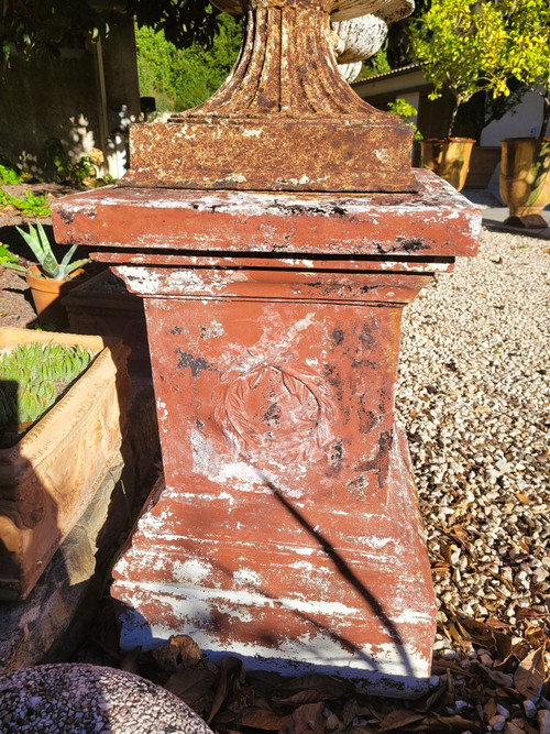 Suite De 4 grands Vases De Jardin En Fonte Sur Socle En Terre-cuite, XIXème Siècle