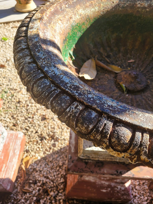 Suite De 4 grands Vases De Jardin En Fonte Sur Socle En Terre-cuite, XIXème Siècle