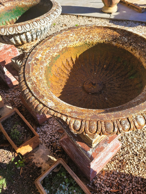 Suite De 4 grands Vases De Jardin En Fonte Sur Socle En Terre-cuite, XIXème Siècle