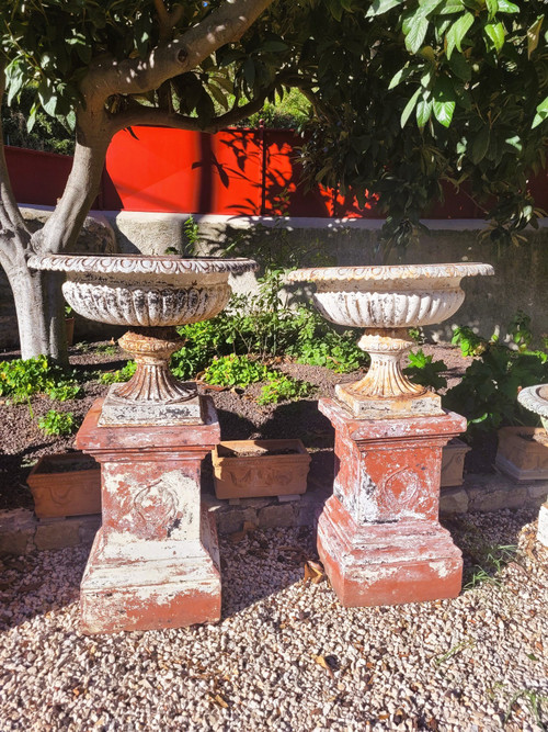 Suite De 4 grands Vases De Jardin En Fonte Sur Socle En Terre-cuite, XIXème Siècle