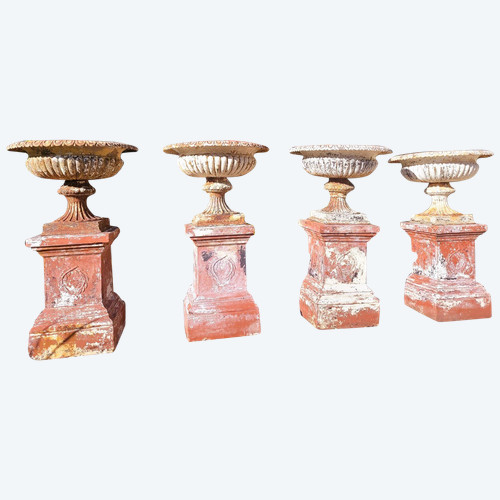Suite De 4 grands Vases De Jardin En Fonte Sur Socle En Terre-cuite, XIXème Siècle
