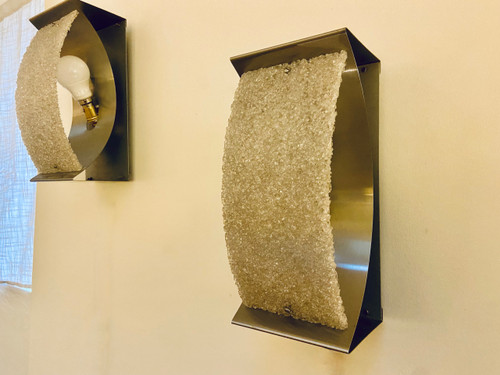 Paar Wandleuchten aus gebürstetem Stahl und Plexiglas, um 1970.