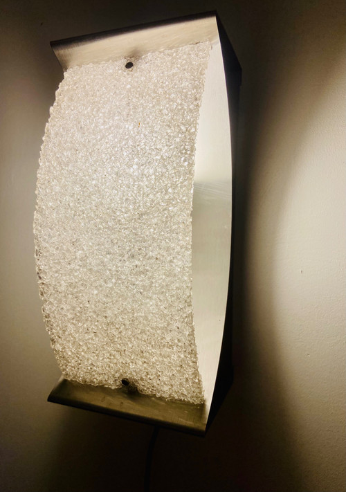 Paar Wandleuchten aus gebürstetem Stahl und Plexiglas, um 1970.