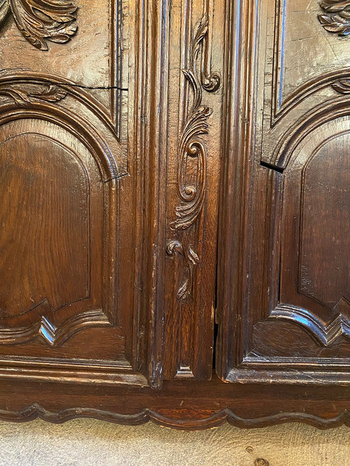 Mobile in rovere intagliato e decorato con foglie e fiori, fine XVIII secolo