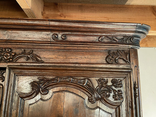 Mobile in rovere intagliato e decorato con foglie e fiori, fine XVIII secolo