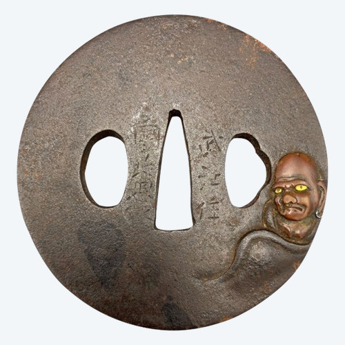 TSUBA en fer, maru gata, à décor ciselé ; signé - JAPON - Époque Edo – XVIIIème siècle 