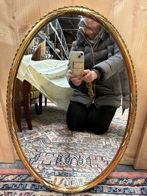 Oval mirror in gilded wood