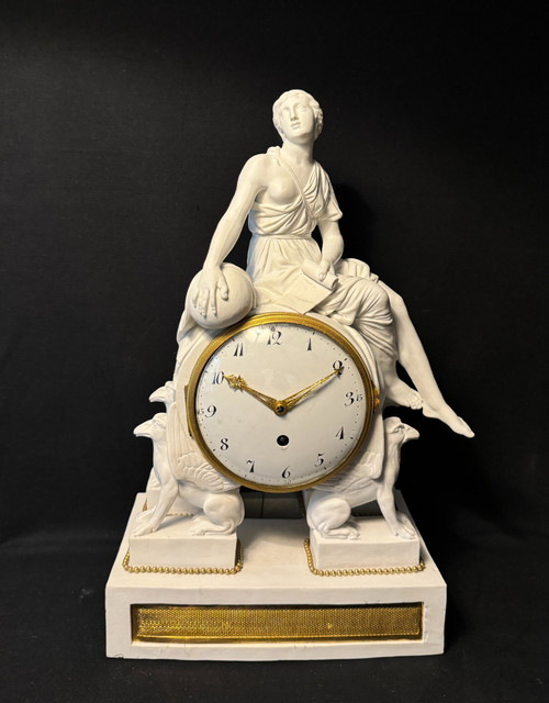 Allegorische Louis XVI-Uhr aus Biskuit „Uranie“ aus der Zeit des 18. Jahrhunderts 