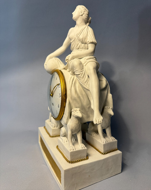 Allegorische Louis XVI-Uhr aus Biskuit „Uranie“ aus der Zeit des 18. Jahrhunderts 