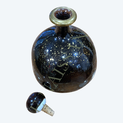 Emaillierte weiße Steinzeugflasche.