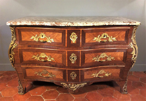 REMISE DE 25% -  Estampillée  BOUDIN - Commode Tombeau Galbée  - Epoque Louis XV