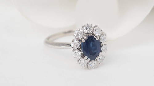 Anello Margherita in oro bianco, zaffiro e diamanti