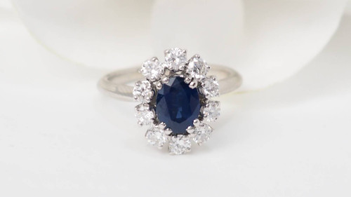 Anello Margherita in oro bianco, zaffiro e diamanti