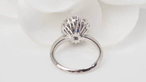 Anello Margherita in oro bianco, zaffiro e diamanti