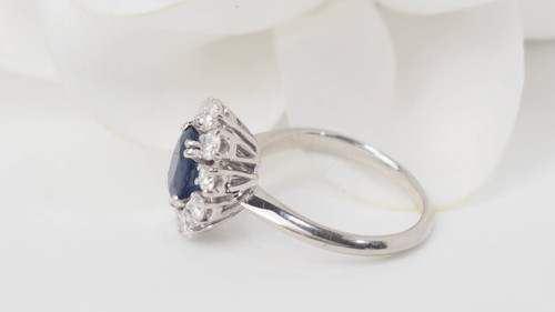 Anello Margherita in oro bianco, zaffiro e diamanti