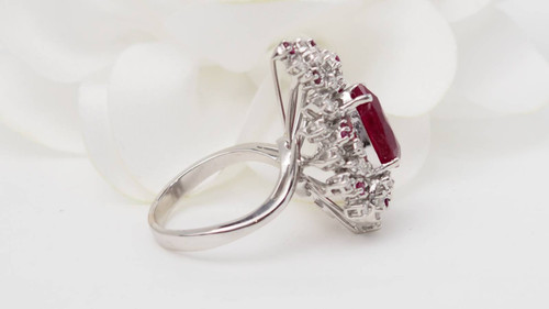 Anello cocktail in oro bianco, rubini e diamanti