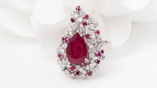 Anello cocktail in oro bianco, rubini e diamanti