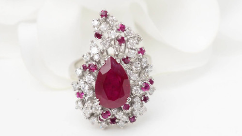 Anello cocktail in oro bianco, rubini e diamanti