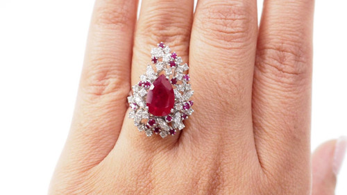 Anello cocktail in oro bianco, rubini e diamanti