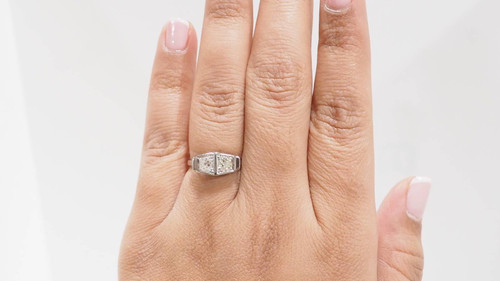 Anello Art Déco in oro bianco e platino, diamanti