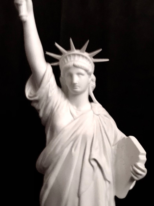 LIBERTÉ CHÉRIE / LA LIBERTÉ ÉCLAIRANT LE MONDE / LIBERTY ENLIGHTENING THE WORLD/ en biscuit 