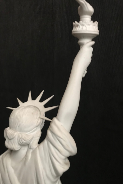 LIBERTÉ CHÉRIE / LA LIBERTÉ ÉCLAIRANT LE MONDE / LIBERTY ENLIGHTENING THE WORLD/ en biscuit 