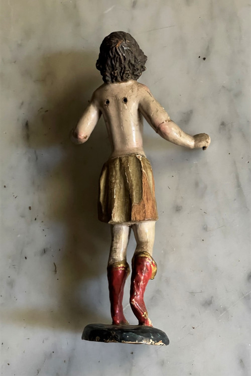Fein geschnitzter und polychromierter Holzengel aus dem 17. Jahrhundert in Italien