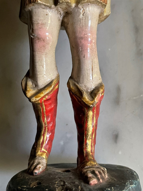 Fein geschnitzter und polychromierter Holzengel aus dem 17. Jahrhundert in Italien