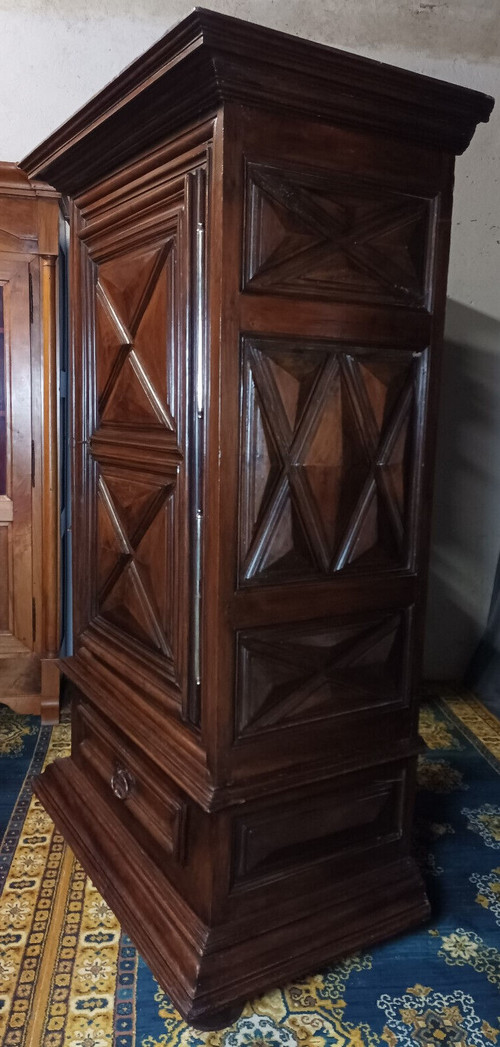 Standing man, Louis XIII period, in walnut, diamond point