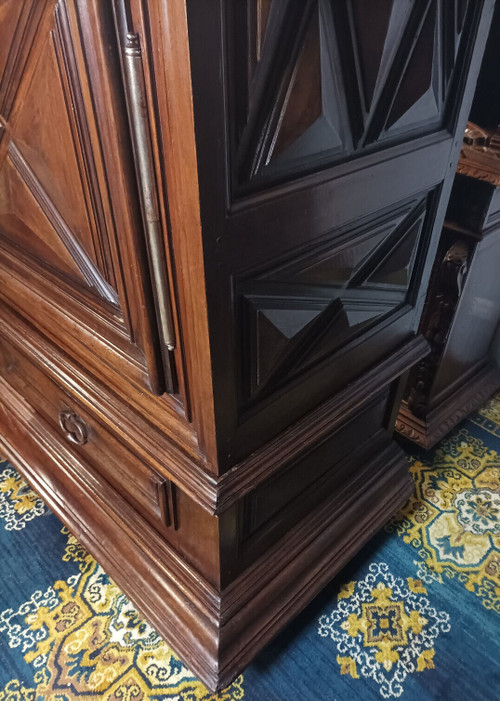 Standing man, Louis XIII period, in walnut, diamond point