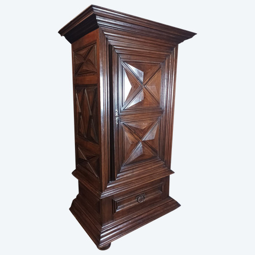 Standing man, Louis XIII period, in walnut, diamond point