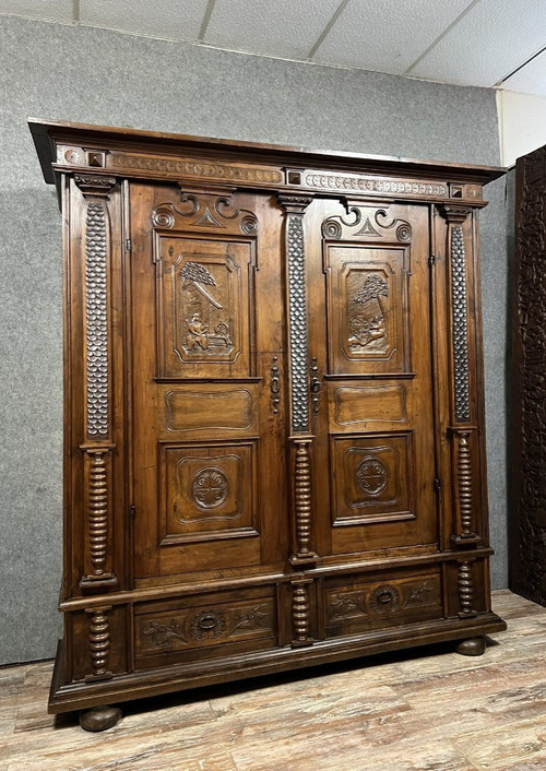 17th century RHENAN work for: Molded and richly carved wooden cabinet with column decoration
