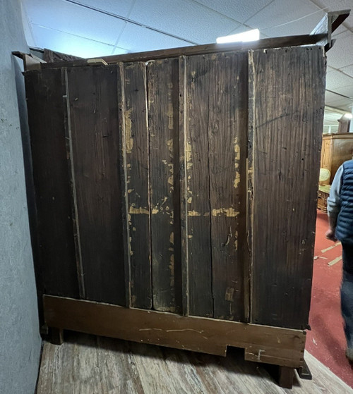 17th century RHENAN work for: Molded and richly carved wooden cabinet with column decoration