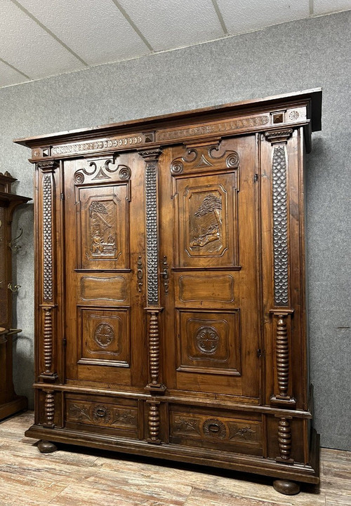 17th century RHENAN work for: Molded and richly carved wooden cabinet with column decoration