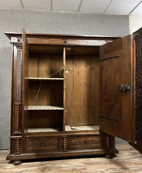 17th century RHENAN work for: Molded and richly carved wooden cabinet with column decoration