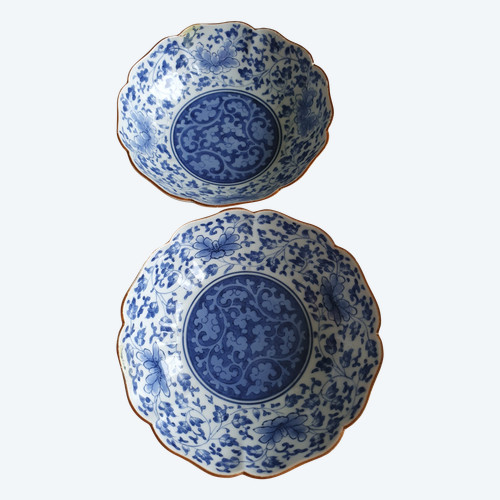 Paar Porzellanschalen im Kakiemon-Stil mit Blütenranken verziert
