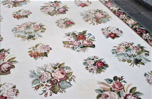 From 06.10 to 30.11 - Remise 25\% - Tapis Aux Petits Points à Fond Blanc Et Décor Floral -