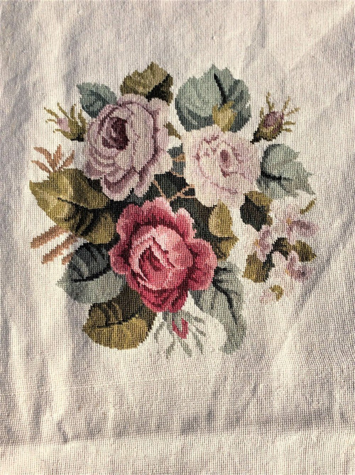 From 06.10 to 30.11 - Remise 25\% - Tapis Aux Petits Points à Fond Blanc Et Décor Floral -