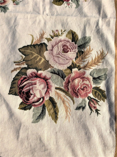 From 06.10 to 30.11 - Remise 25\% - Tapis Aux Petits Points à Fond Blanc Et Décor Floral -
