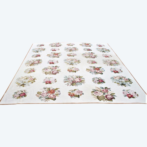 From 06.10 to 30.11 - Remise 25\% - Tapis Aux Petits Points à Fond Blanc Et Décor Floral -