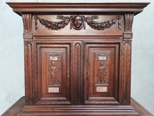 Kleines Renaissance-Sideboard aus geprägtem Walnussholz